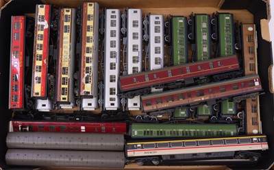 Lot 129 - Two trays containing various loose unboxed 00...