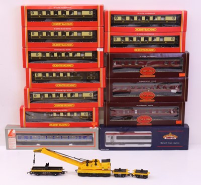 Lot 154 - One tray containing various 00 gauge coaches...