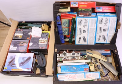 Lot 158 - Three trays containing various 00 gauge...