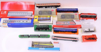 Lot 170 - One tray containing various HO gauge rolling...