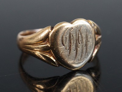 Lot 2195 - A George V gent's 15ct gold signet ring, with...