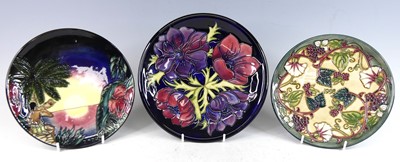 Lot 48 - A contemporary Moorcroft 'Anemone' pattern...