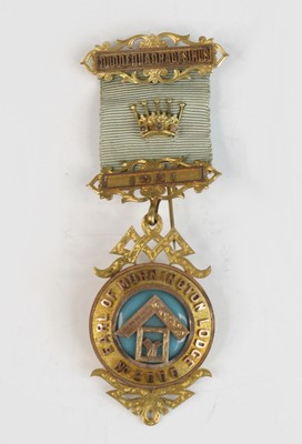 Lot 2205 - A Spencer & Coe of London 9ct gold Masonic...