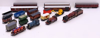 Lot 202 - A collection of 00 gauge rolling stock to...