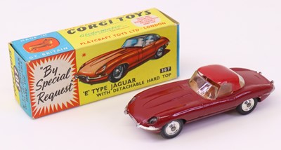 Lot 826 - Corgi Toys No. 307 'E' type Jaguar with...