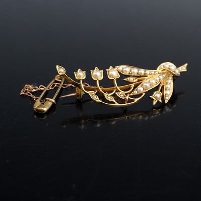 Lot 2011 - A yellow metal bluebell spray brooch set with...