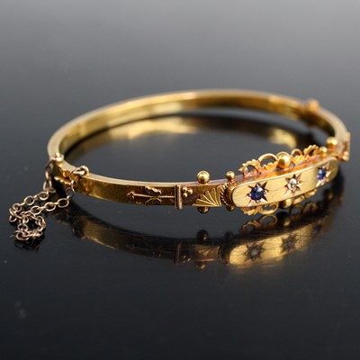 Lot 2012 - A 15ct yellow gold Edwardian hinged oval...