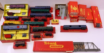 Lot 201 - One tray of mixed Triang 00 gauge items, to...