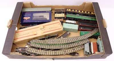 Lot 411 - A mixed tray of Hornby Dublo to include a post-...