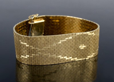 Lot 2154 - A 14ct two-colour gold fine bricklink bracelet,...