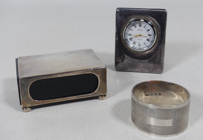 Lot 195 - An Edwardian silver matchbook sleeve of plain...