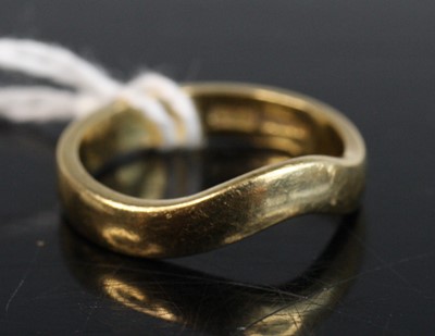 Lot 254 - An 18ct gold wishbone band ring, size I, 3.6g