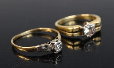 Lot 256 - An 18ct gold diamond solitaire ring, the...