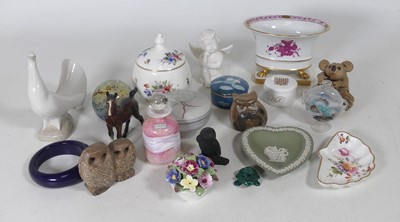 Lot 159 - A collection of ceramics and glass, to include...