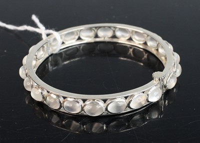 Lot 273 - A contemporary white metal and moonstone set...