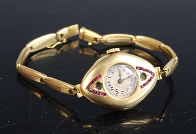 Lot 282 - A French Art Deco 18ct gold cased lady's...