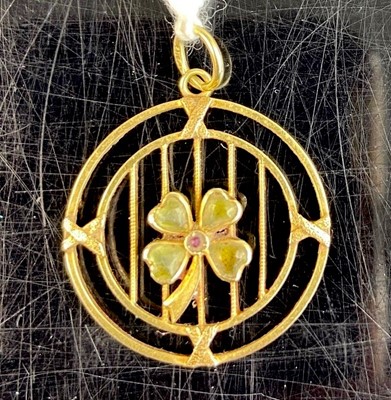 Lot 277A - A 15ct gold green peridot set shamrock pendant,...
