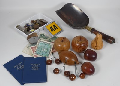 Lot 359 - A collection of miscellaneous items, to...