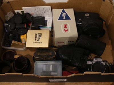 Lot 501 - A box of photography and camera equipment to...