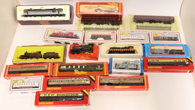 Lot 525 - A box of mixed 00 gauge locomotives and...