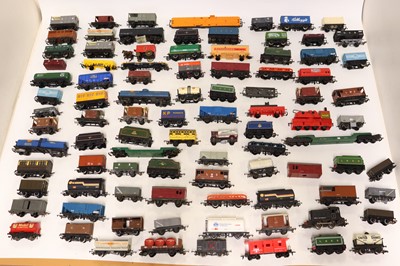 Lot 534 - A large box of 00 gauge railway wagon and...