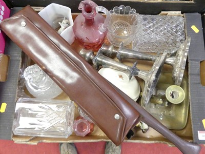 Lot 460 - A collection of ceramics and glass, to include...
