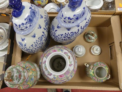 Lot 465 - A collection of Chinese ceramics, to include a...