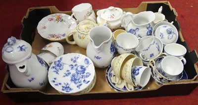 Lot 477 - A collection of ceramics, to include Richard...