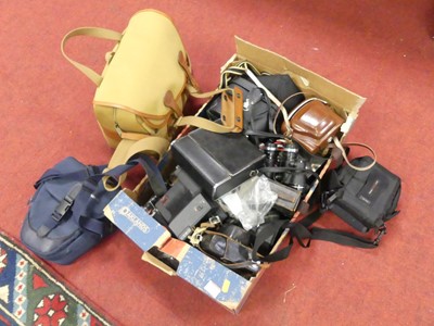 Lot 490 - A collection of cameras, to include a Canon...