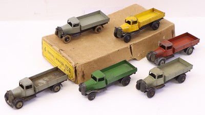 Lot 646 - Dinky Toys 25e original trade box containing...