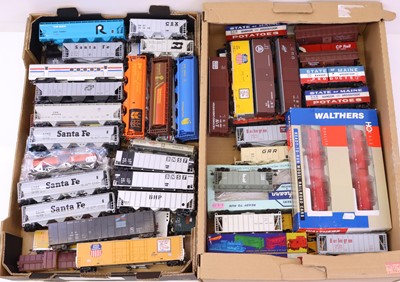 Lot 264 - Two trays of HO gauge American outline wagons...