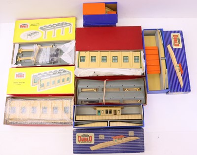 Lot 421 - Hornby-Dublo buildings: D1 Island Platform,...