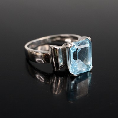 Lot 2019 - A white metal blue topaz dress ring featuring...