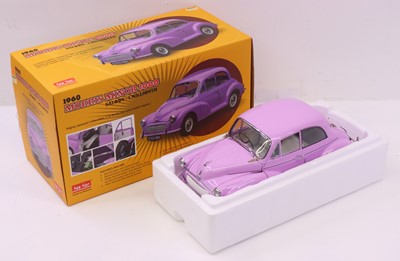 Lot 13 - Sunstar 1/12 scale 1960s Morris Minor 1000...