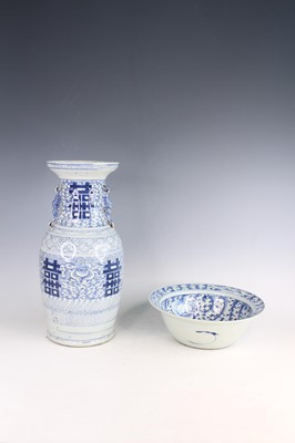 Lot 42 - A large Chinese blue and white vase and a bowl,...