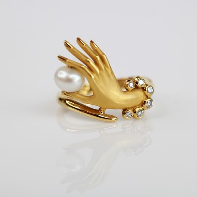 Lot 2060 - A yellow metal Carrera Y Carrera dress ring in...