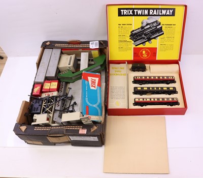Lot 179 - Trix Twin 00 gauge set comprising a BR livery...