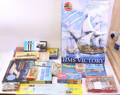 Lot 442 - A large box containing various plastic kits to...
