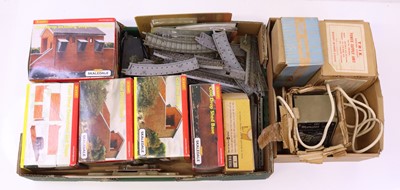 Lot 199 - One tray containing various Hornby Skaledale...