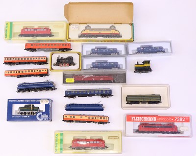 Lot 294 - A collection of mixed N gauge to include a...