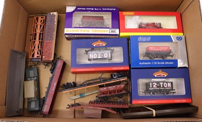 Lot 176 - A small collection of various 00 gauge items...