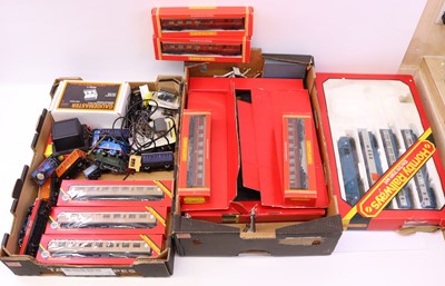 Lot 194 - Two trays containing various 00 gauge 1980s...