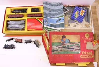 Lot 174 - A Triang 00 gauge set comprising 4-6-0...