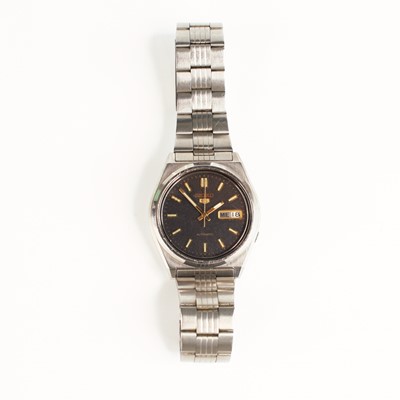 Lot 403 - A gentlemans Seiko 5 steel cased wristwatch,...
