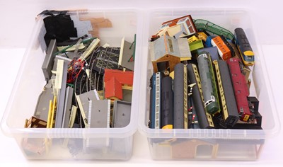 Lot 178 - 2 trays of mixed 00 Gauge model trains, to...