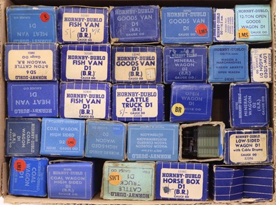 Lot 333 - 26 Hornby 00 3-rail wagons to include a BR...