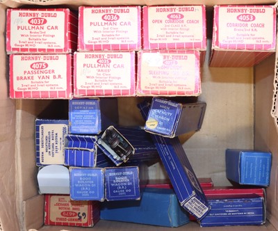 Lot 336 - A collection of Hornby Dublo wagons and...