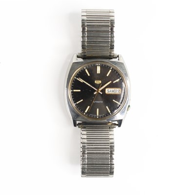 Lot 401 - A Seiko 5 gent's steel cased automatic...