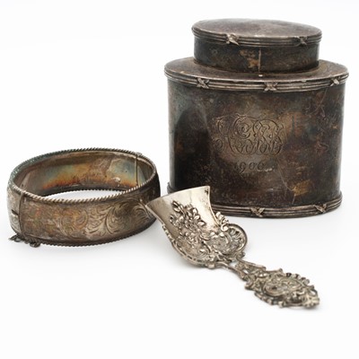 Lot 261 - An Edwardian silver flask, with pull-off lid,...