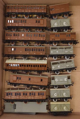 Lot 487 - A collection of 00 gauge kit built rolling...